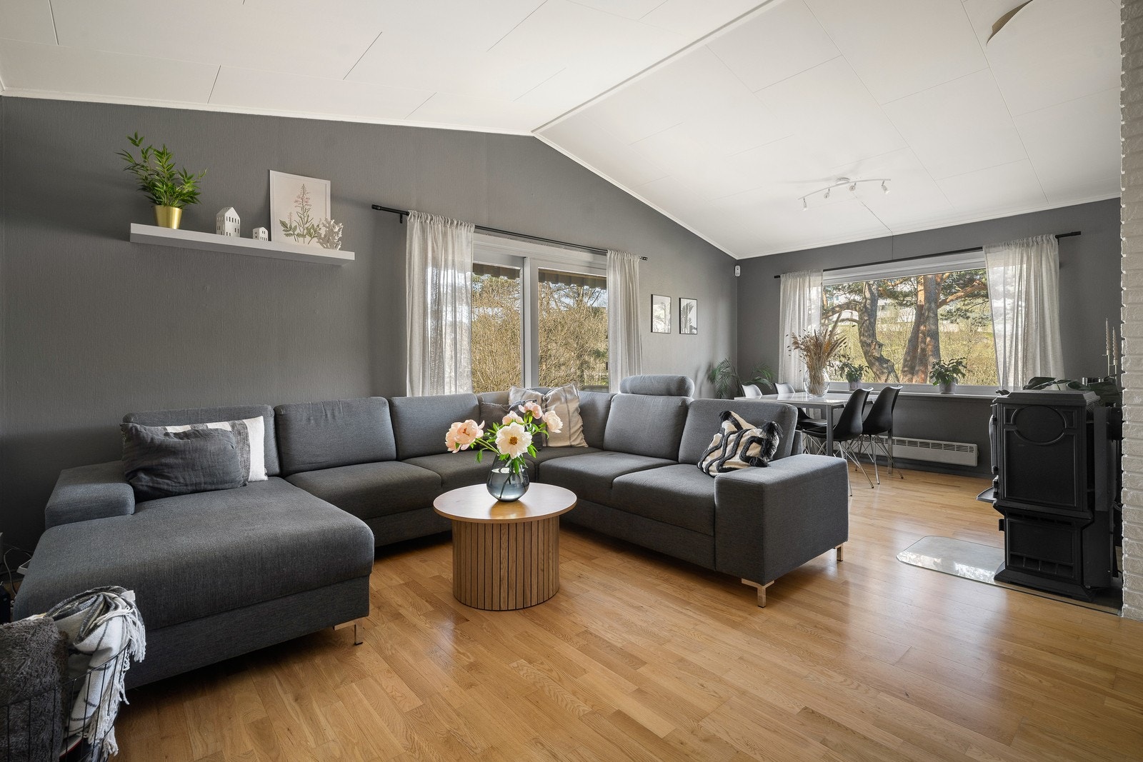 Stuen er romslig og gir god plass til både en stor sofagruppe og en egen spisedel. Galleribilde