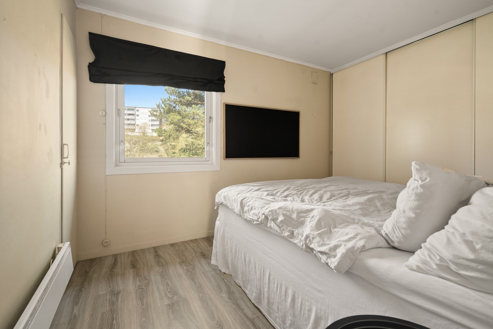 Hovedsoverommet har plass til dobbeltseng og er utstyrt med en romslig skyvedørsgarderobe. Galleribilde