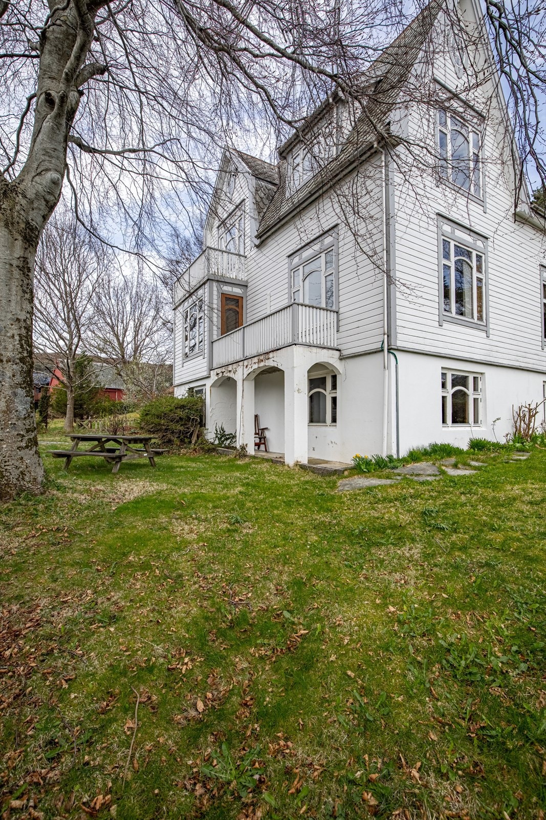 En romslig hage med bed, plen og bedplanting Galleribilde