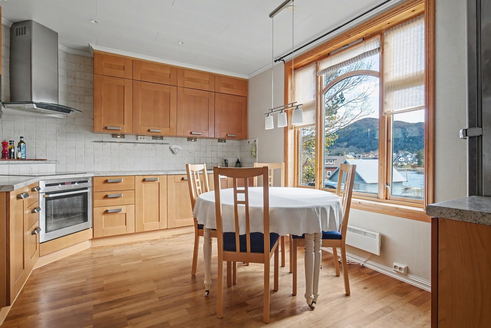 Kjøkken har plass for frukostbord med utsikt over sjøen Galleribilde