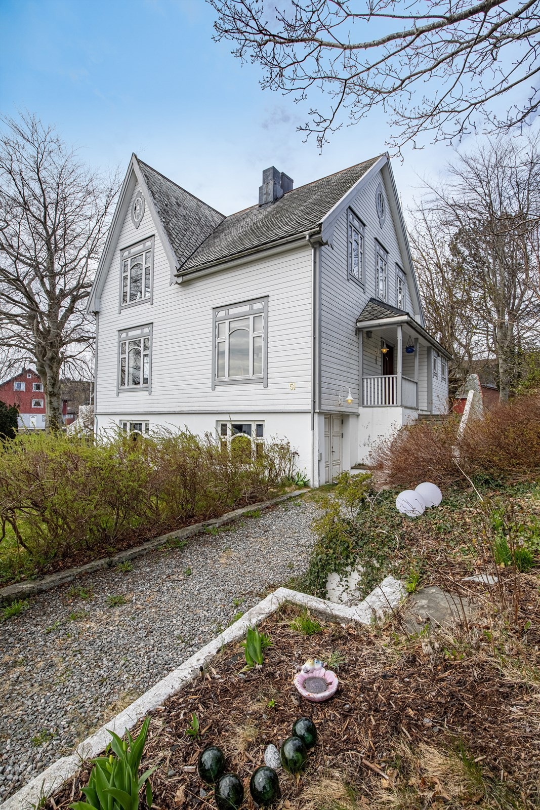Frittliggende enebolig med en klassiks og pen utforming Galleribilde