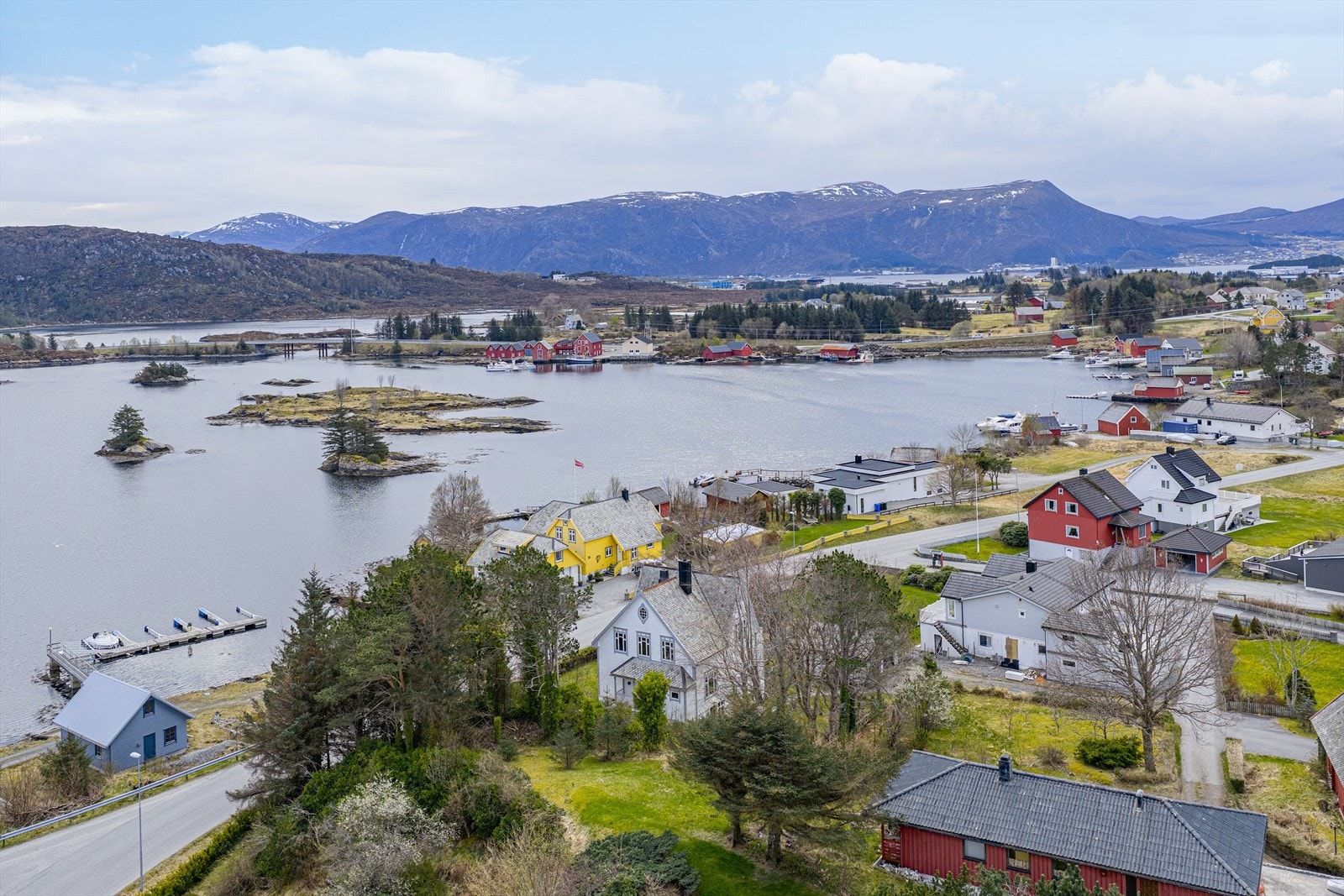 Et steinkast fra sjøen, nausttomt og båtplass Galleribilde