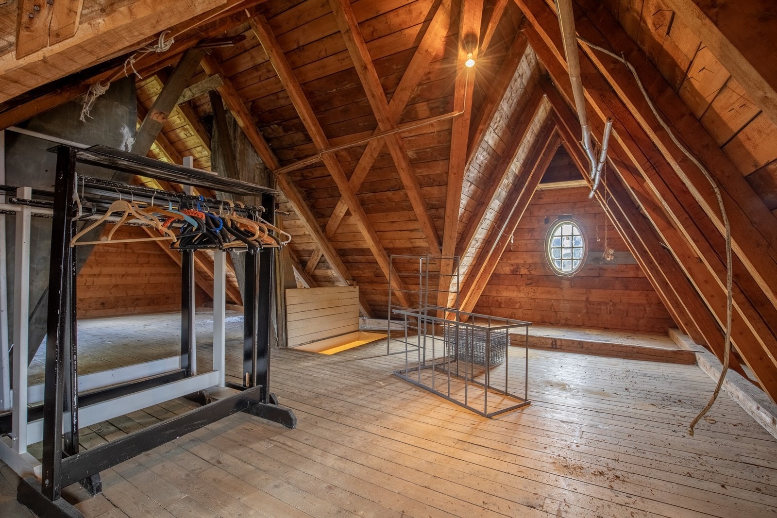 Loftet på eiendommen er uinnreda Galleribilde