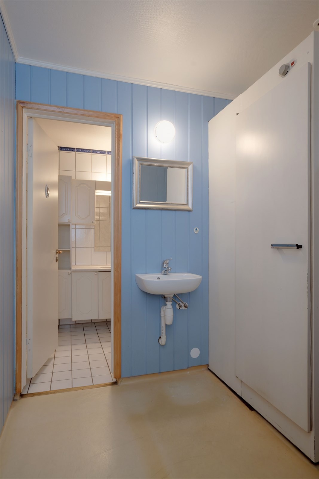 Baderommet er tredelt med toalettrom, vaskerom og bad. Galleribilde