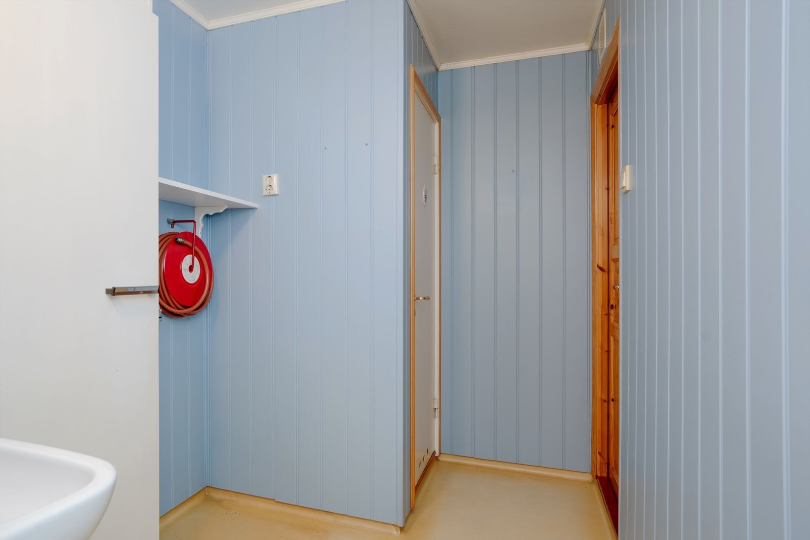 Det er eget toalett rom på det tredelte badet. Galleribilde