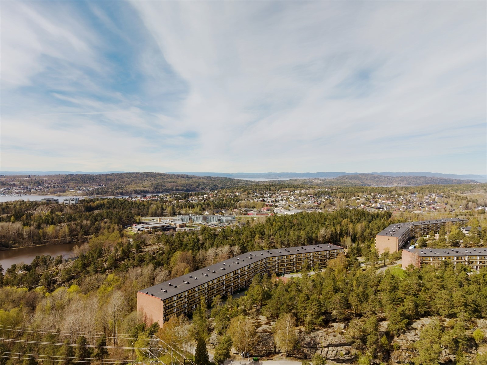 Her bor du med kort vei til naturen - turstier starter rett utenfor døren og leder både mot sentrum og inn i Mossemarka. Galleribilde