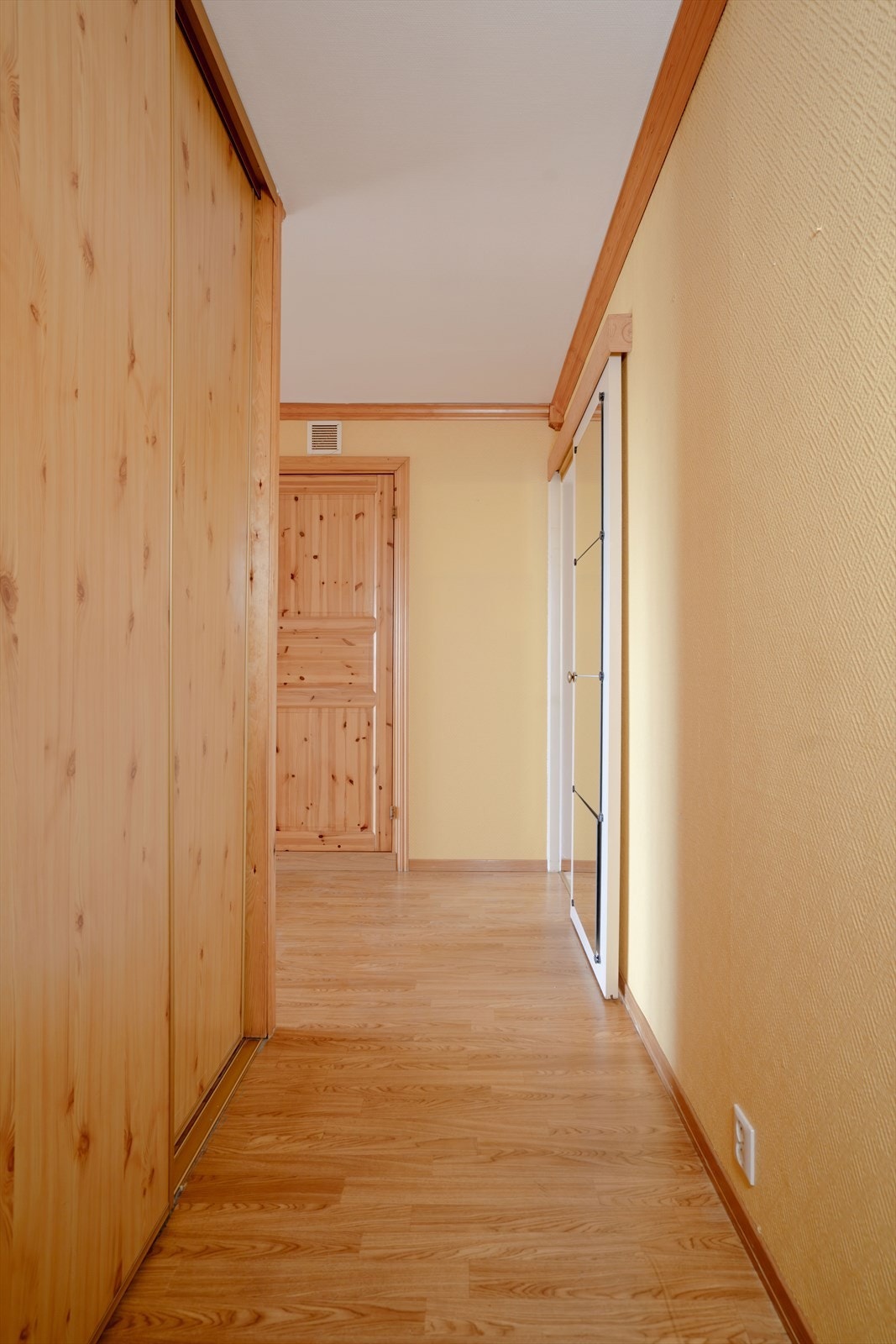 Hyggelig entré med skyvedørsgarderobe. Galleribilde