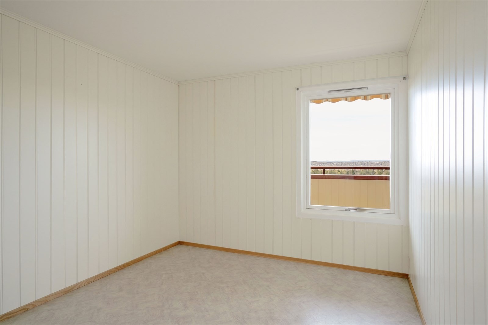 Soverom 2 er lyst med plass til seng. Galleribilde