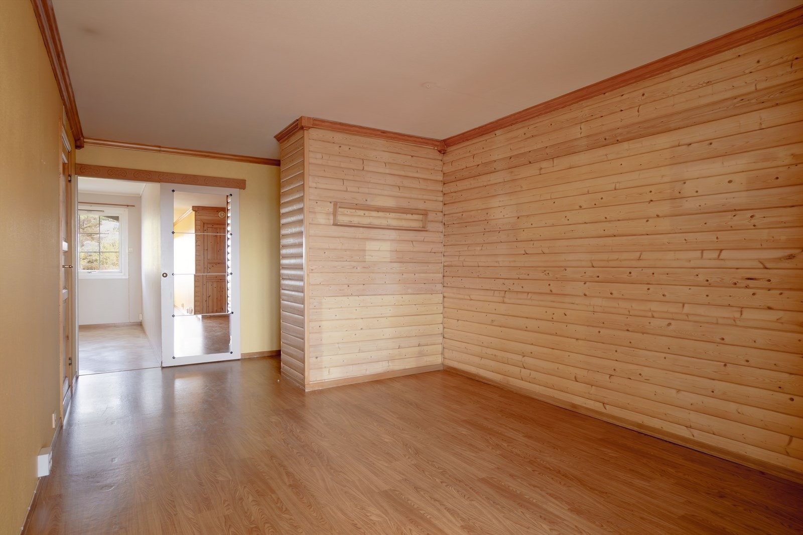 Her har du plass til spisebord og gjester. Galleribilde