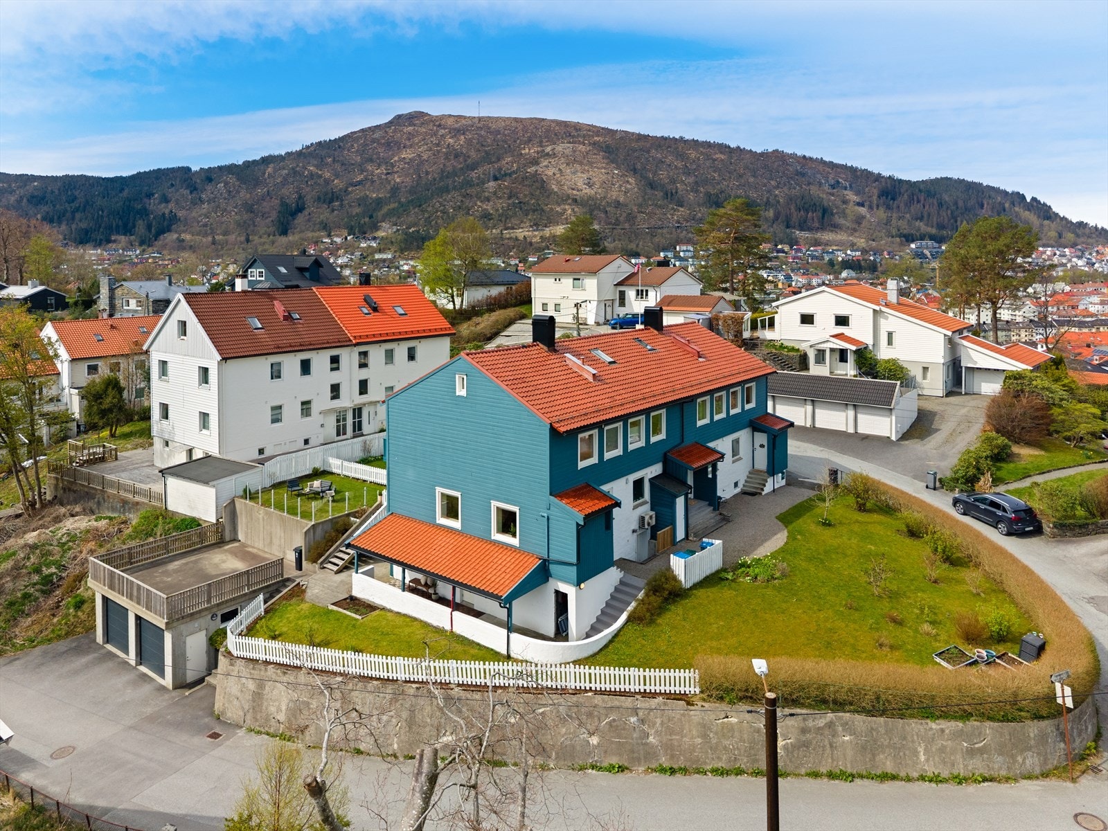 Bybanen fra Sletten ligger også innen kort gangavstand, ca. 5-6 minutter unna, og gir gode forbindelser både til sentrum og Flesland. Haukeland sykehus er også bare en kort spasertur unna. Galleribilde