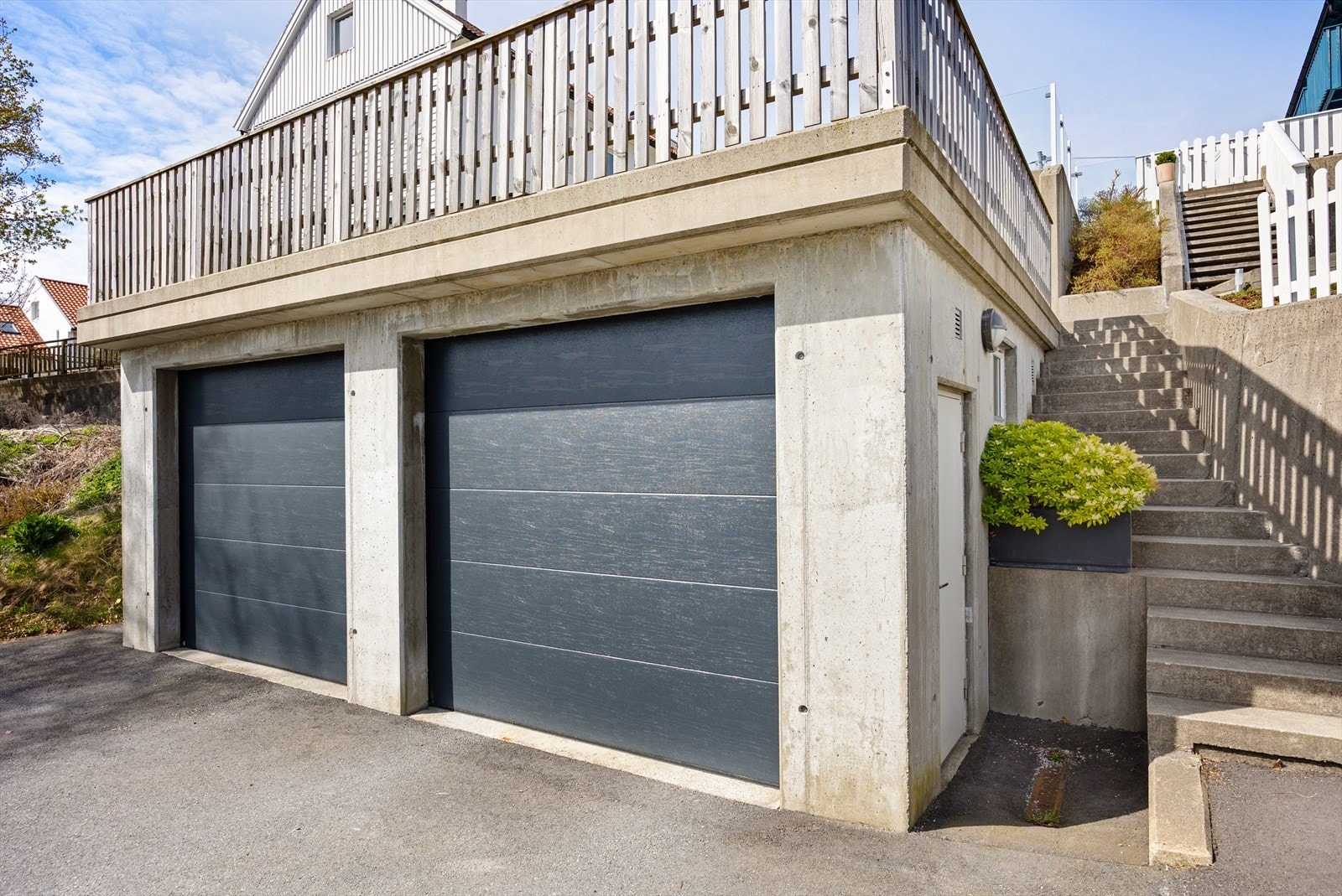 Det medfølger halvpart av dobbelgarasje til eiendommen. Elektrisk carport. Galleribilde