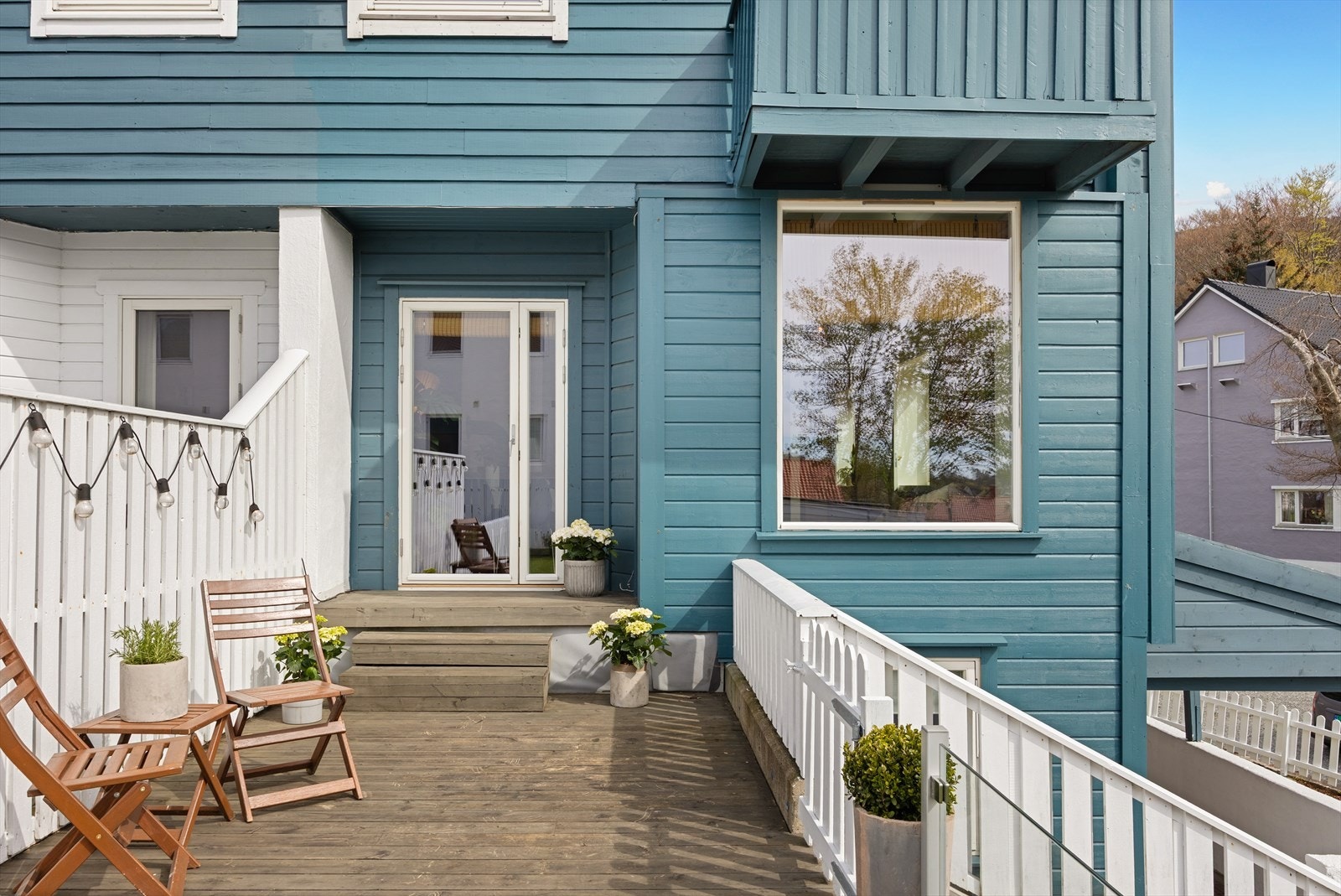 Fra stuen er det direkte utgang til en innbydende og skjermet bakhage. Galleribilde