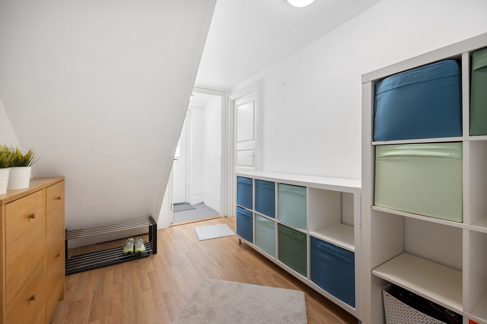 Underetasjen byr på gode oppbevaringsmuligheter hvor man kan innrede med flere praktiske løsninger for lagring. I kjelleren er det og en stor bod/vaskerom opplegg for vaskemaskin og tørketrommel Galleribilde