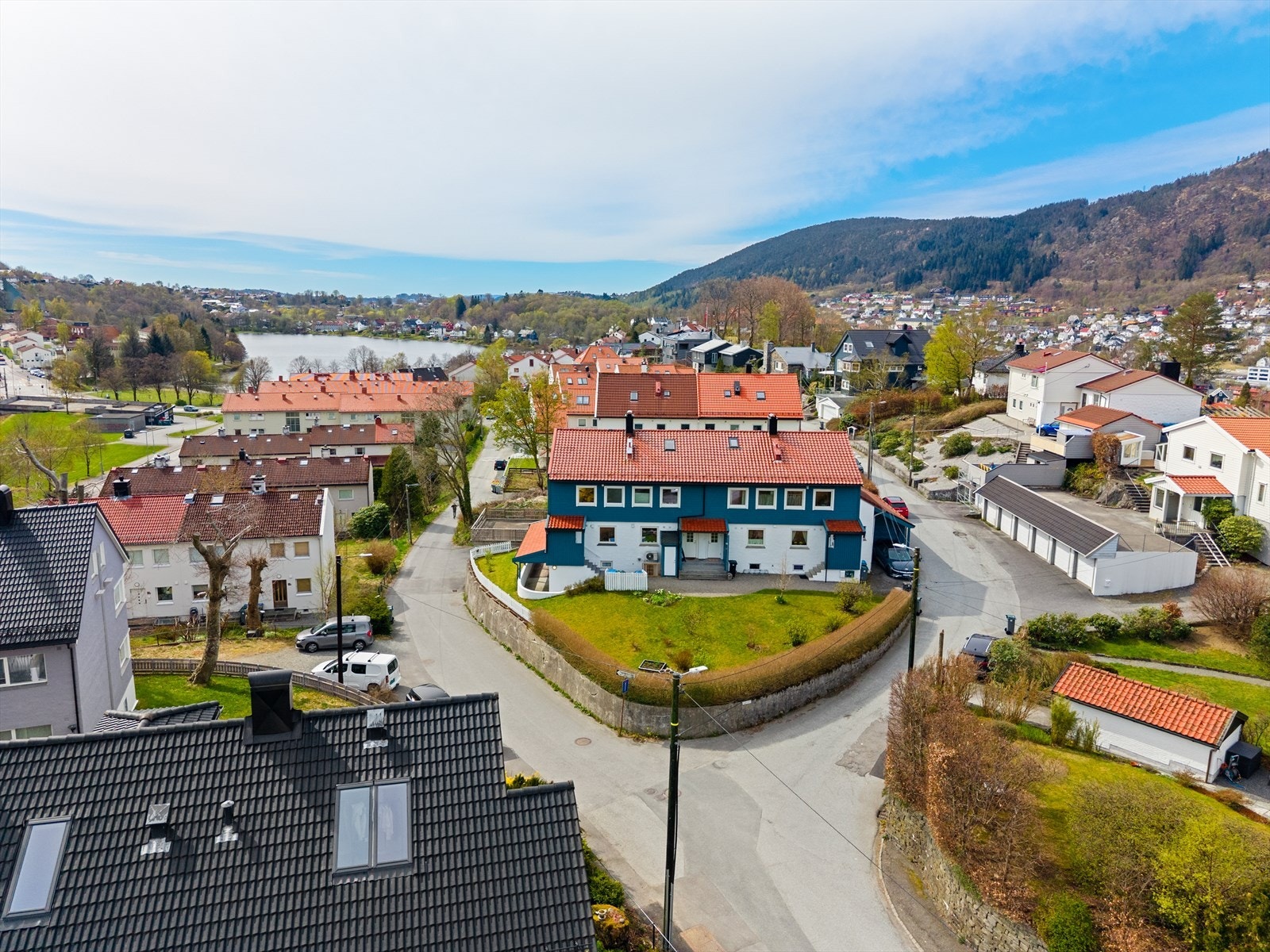 Fra boligen er det bare et par minutters gange til busstopp ved Fageråsen, med hyppige avganger som tar deg enkelt til sentrum. Galleribilde