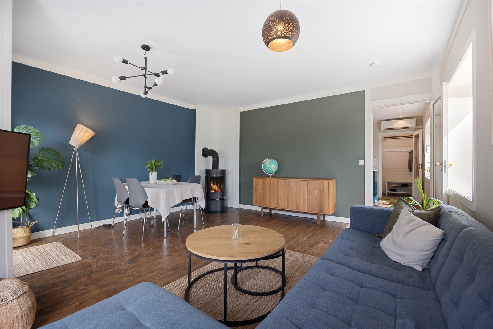 Stuen har god plass til spisebord og legger til rette for sosiale sammenkomster. Galleribilde