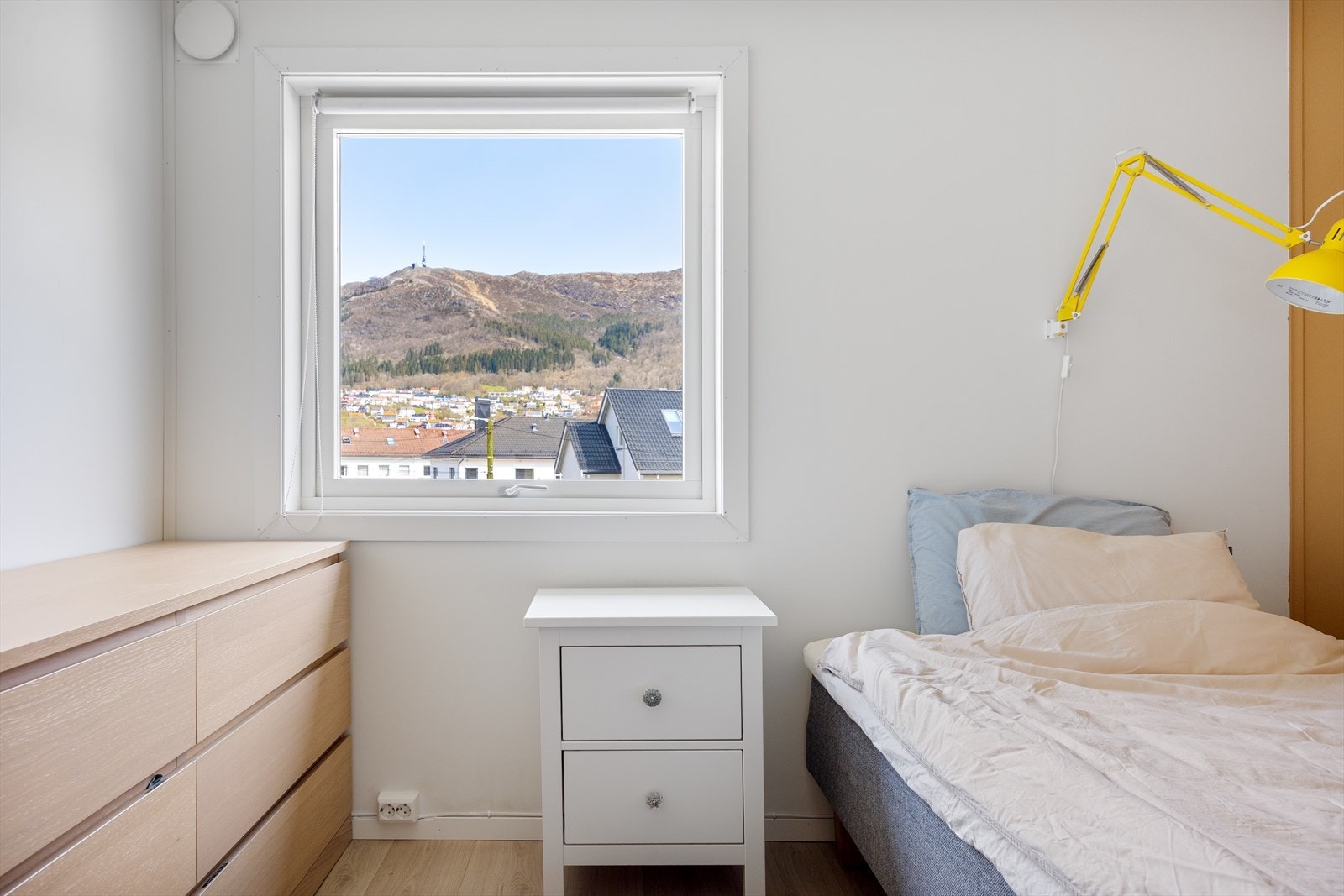 Rommet måler ca. 9,6 m² og har samme fine utsikt mot Ulriken. Galleribilde