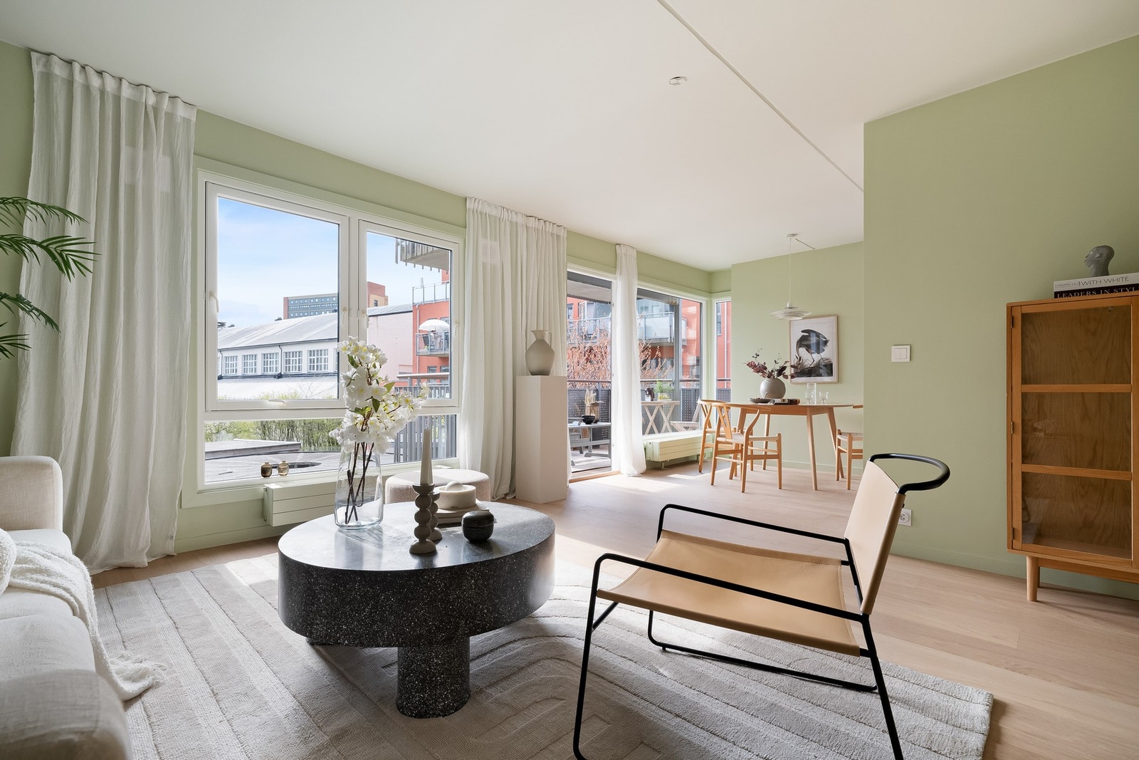 En romslig og veldisponert stue med god takhøyde og plass til å innrede etter egne ønsker og behov. Galleribilde