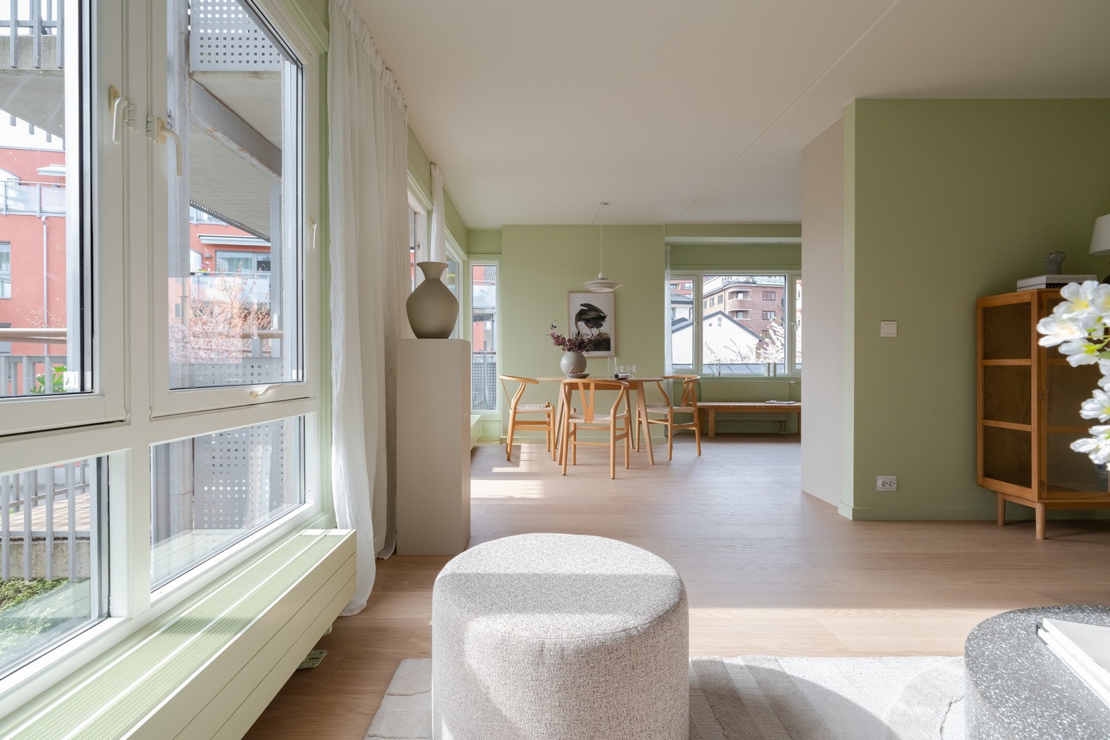Åpen løsning mot spisestuen gir god romfølelse og legger til rette for både hverdagsliv og selskaplighet. Galleribilde