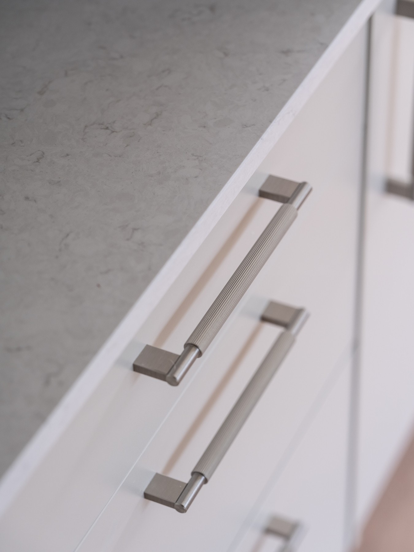 Kvaliteten merkes i detaljene - kjøkkenet er utstyrt med elegante håndtak i børstet stål og benkeplate fra Silestone, som sammen gir et gjennomgående eksklusivt uttrykk. Galleribilde