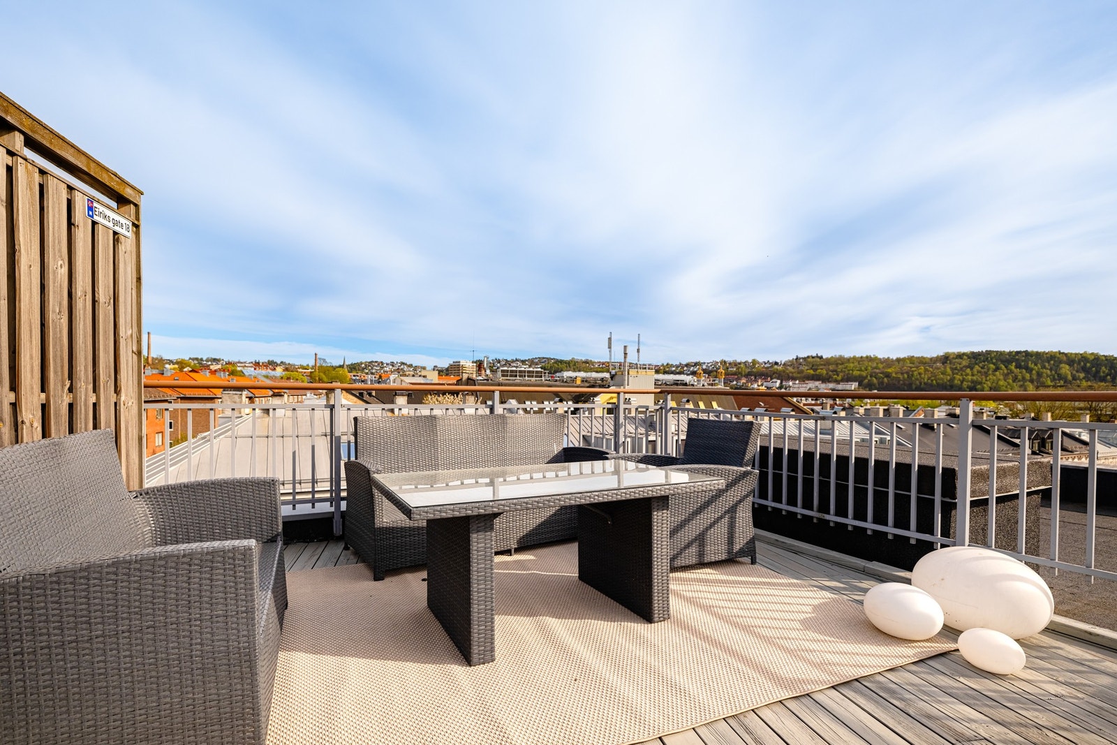 Terrassen er møblert med en romslig sittegruppe, og legger til rette for avslapping og godt naboskap i de lyse sommermånedene. Galleribilde