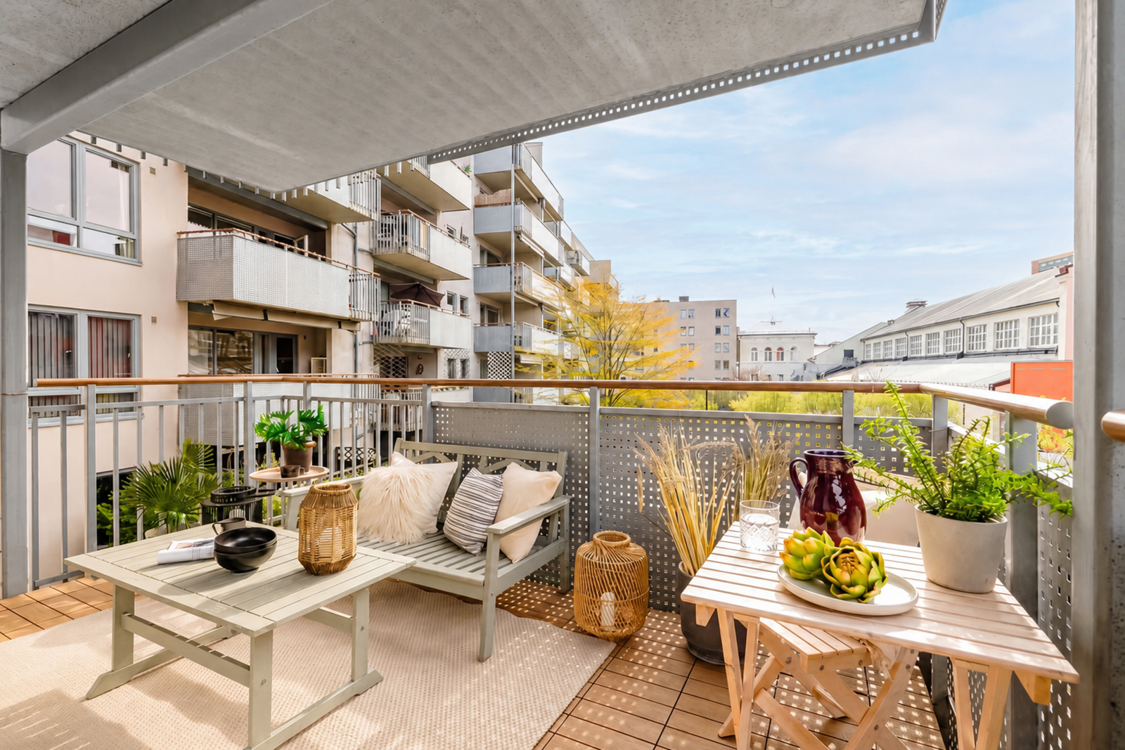Fra stuen er det utgang til en romslig, sydvestvendt balkong på ca. 10 m² med fantastiske solforhold. Galleribilde