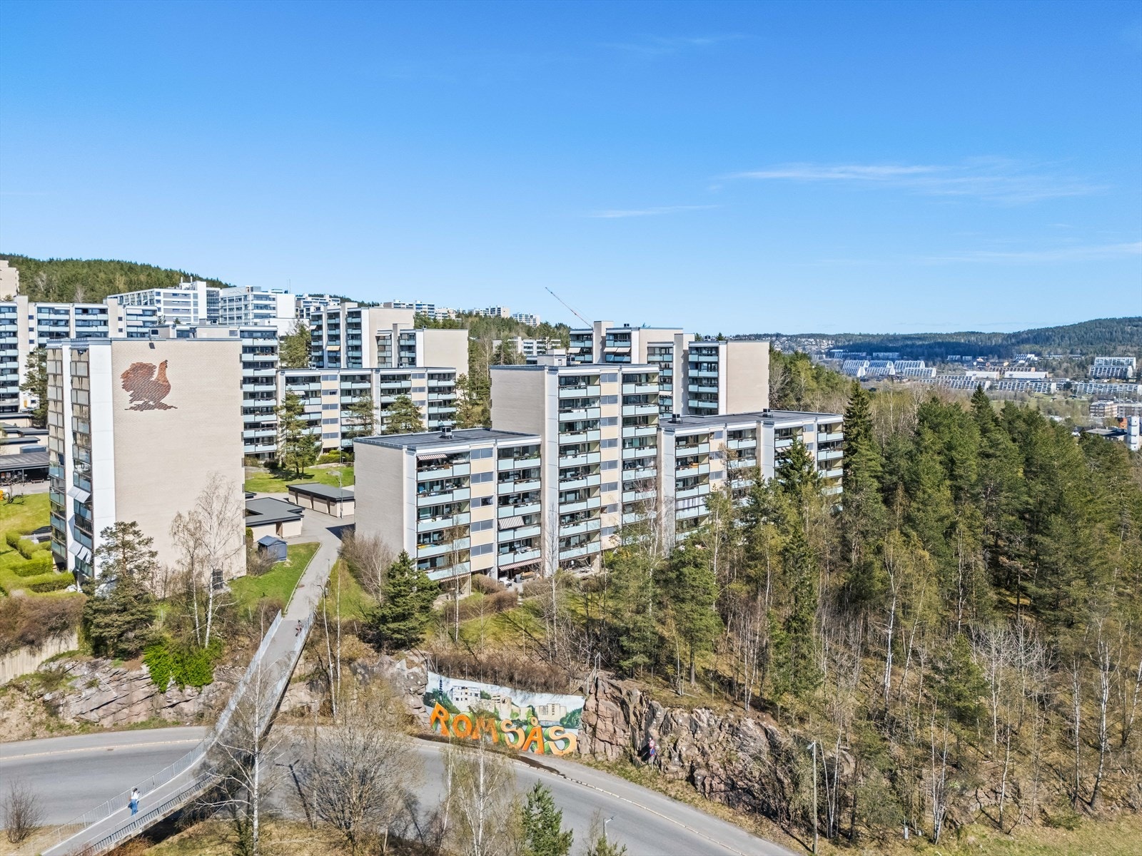 Rolig og attraktiv beliggenhet på Romsås - med nærhet til butikker, kollektiv transport og andre nødvendige fasiliteter. Galleribilde
