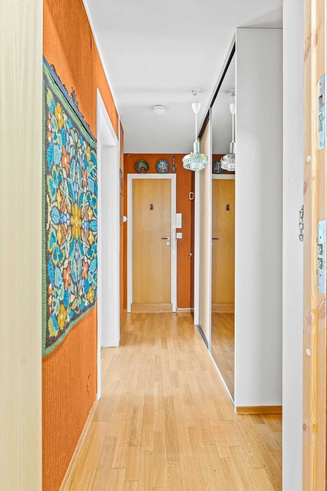Entrè med skyvedørsgarderobe og tørkeskap. Galleribilde
