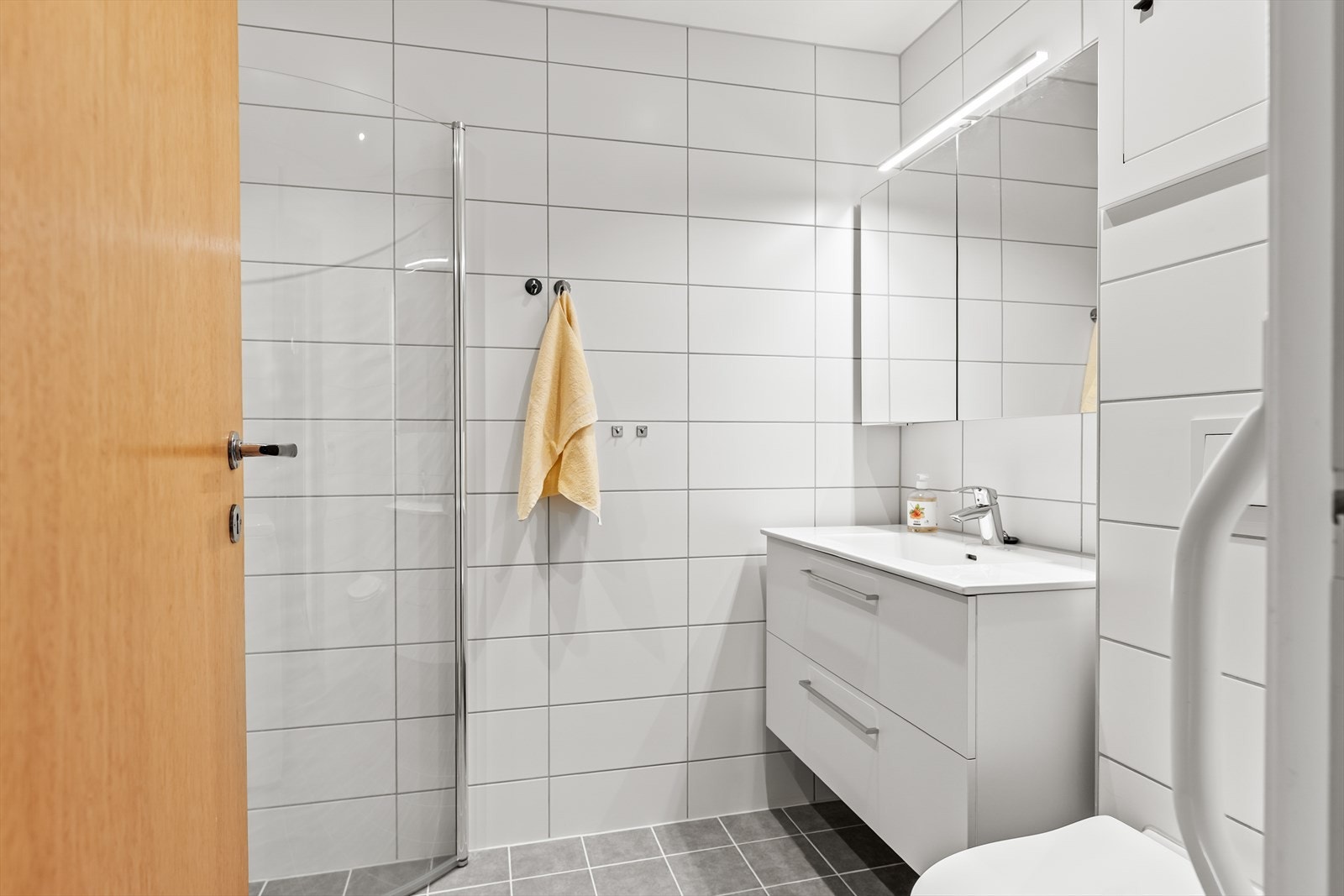 Bad fra 2020 (I regi av BRL). Her har du servantinnredning, toalett, dusjhjørne med innfellbare glassdører og opplegg for vaskemaskin. Galleribilde