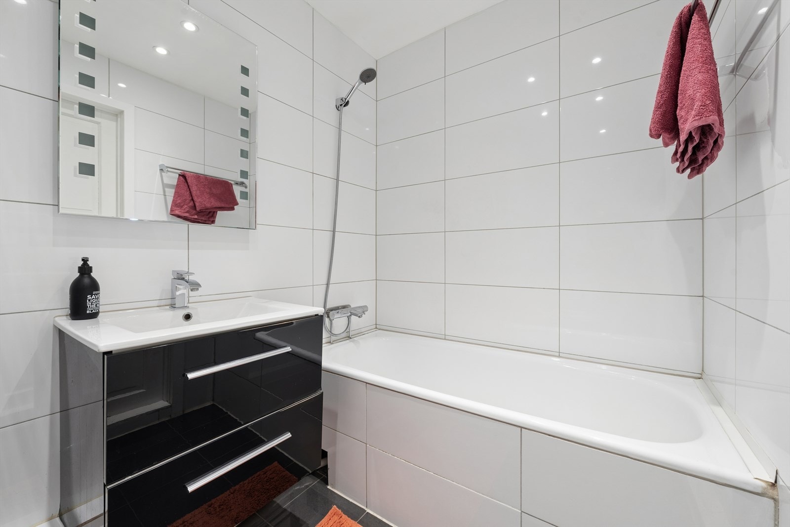 Badet er utstyrt med servant, klosett og badekar. I tillegg er det opplegg for vaskemaskin. Galleribilde