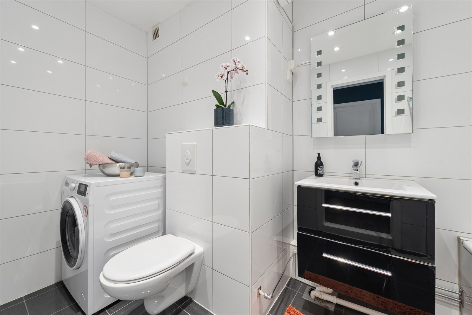 Badet ble ifølge tidligere salgsoppgave pusset opp i 2015 og fremstår som praktisk og funksjonelt. Galleribilde