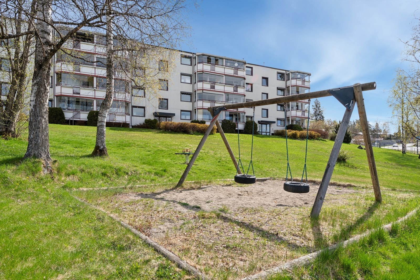 Leiligheten er en del av Skårerlia borettslag og byr på pene uteområder. Her bor du sentralt til med gåavstand til både Triaden og Metro senter, skoler i alle trinn og dagligvarebutikker. Vi sees på visning! Galleribilde