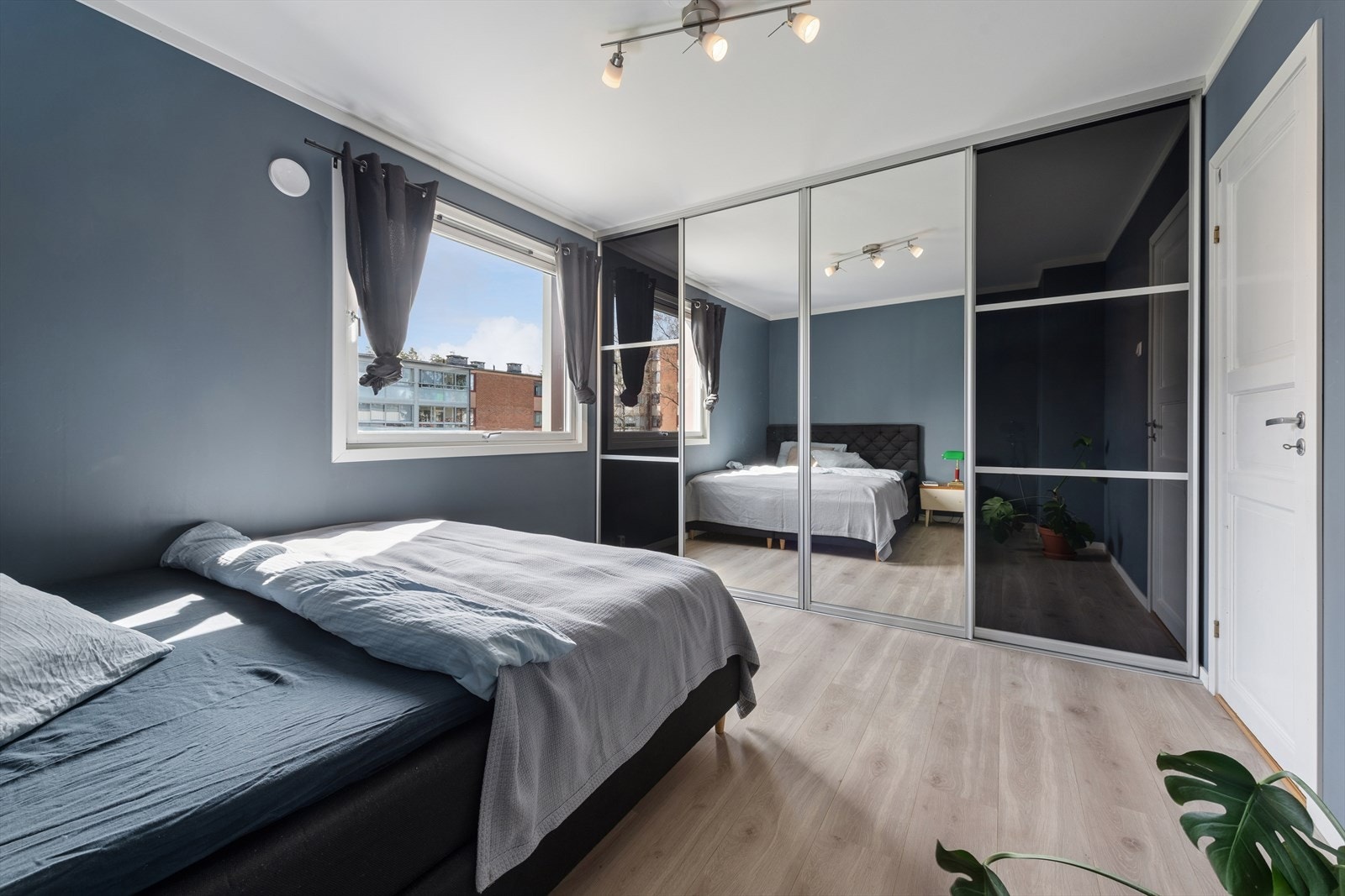 Hovedsoverommet har god størrelse og byr på en romslig skyvedørsgarderobe langs hele veggen, som gir rikelig med oppbevaringsplass og en ryddig romfølelse. Galleribilde