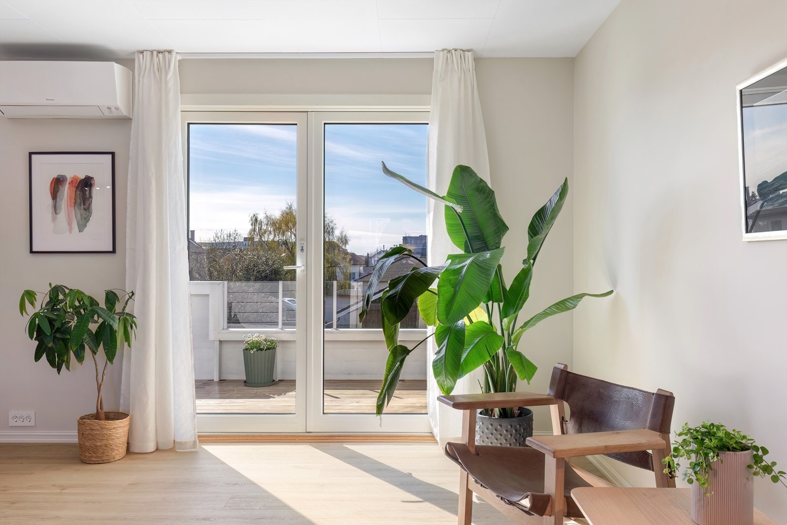 Stue - utgang til en stor og solrik veranda Galleribilde