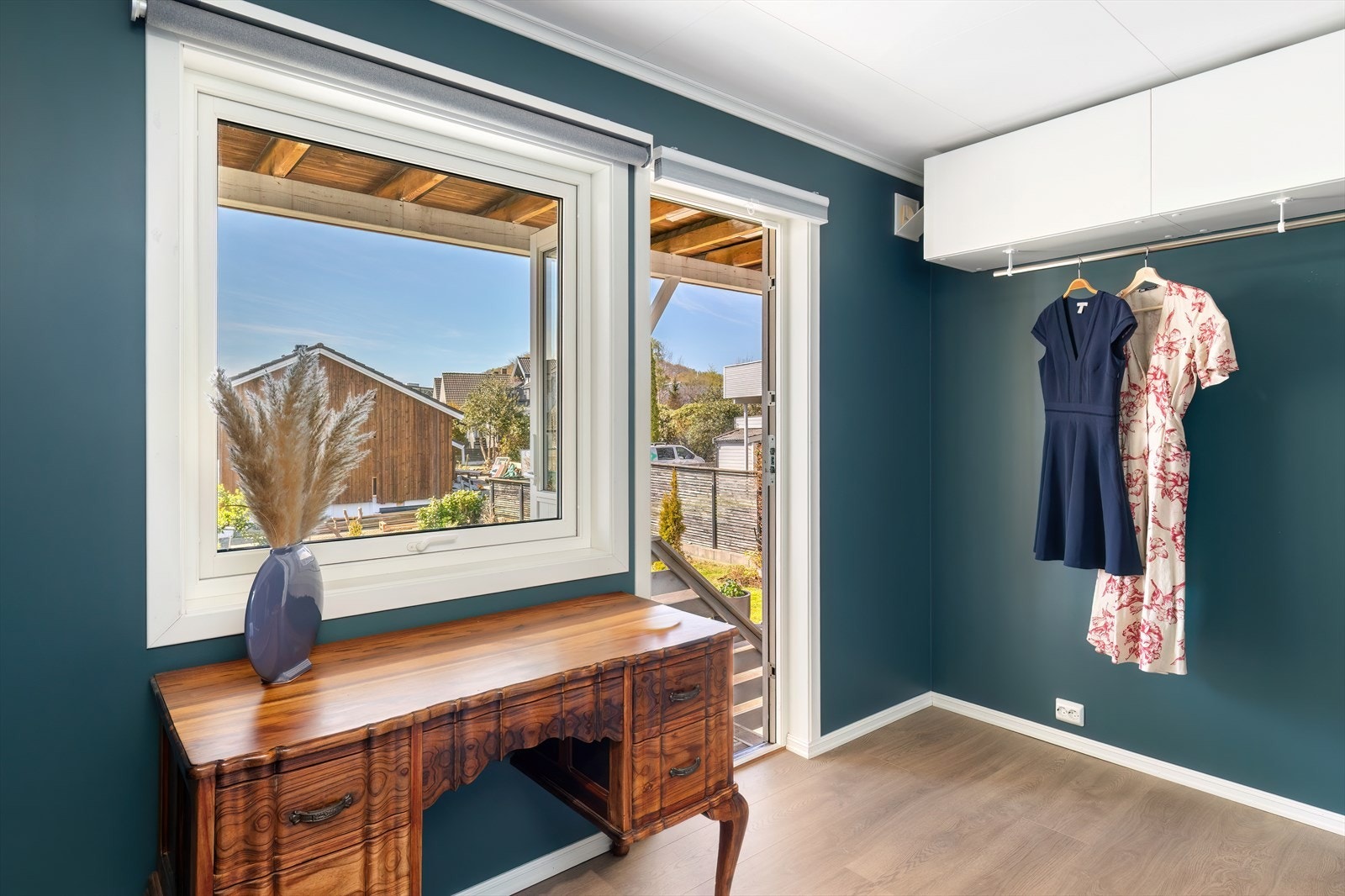 Soverom 2 - utgang til terrasse og hage Galleribilde