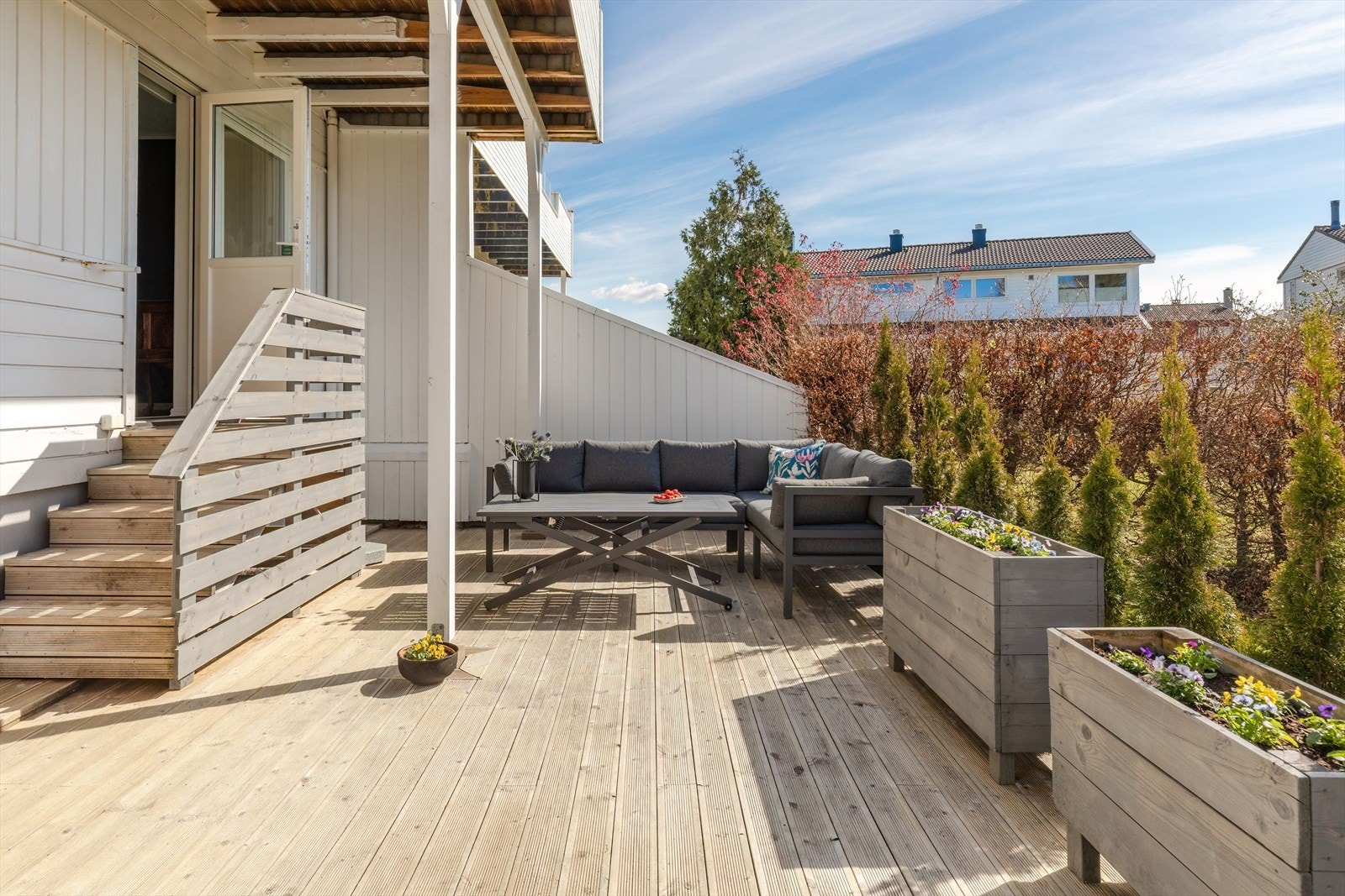 Terrasse - solrik og skjermet Galleribilde