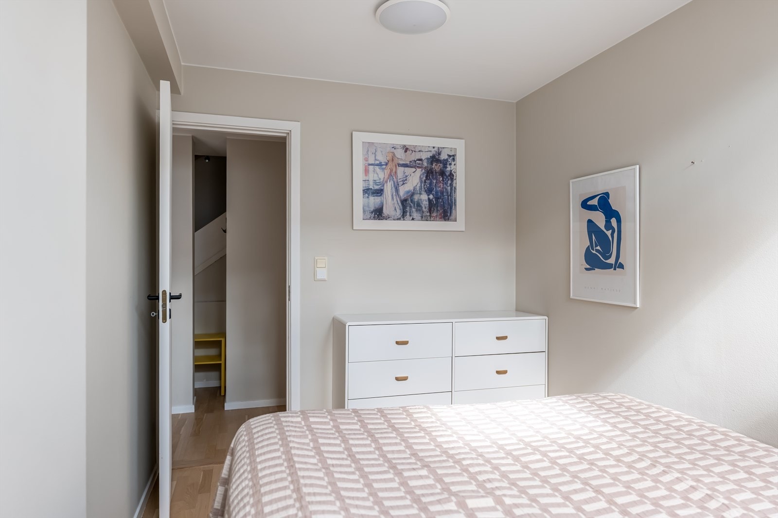 Soverommet har god plass til dobbeltseng og garderobeløsning. Galleribilde