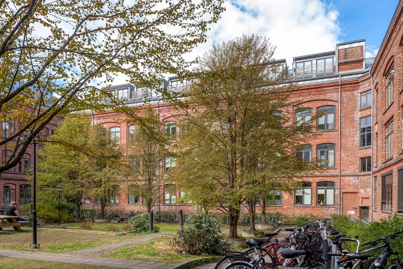 Leiligheten er en romslig og karakterfull bolig over to plan (4. og 5. etasje) i klassisk bygård oppført i 1898, ombygget i 2006. Galleribilde