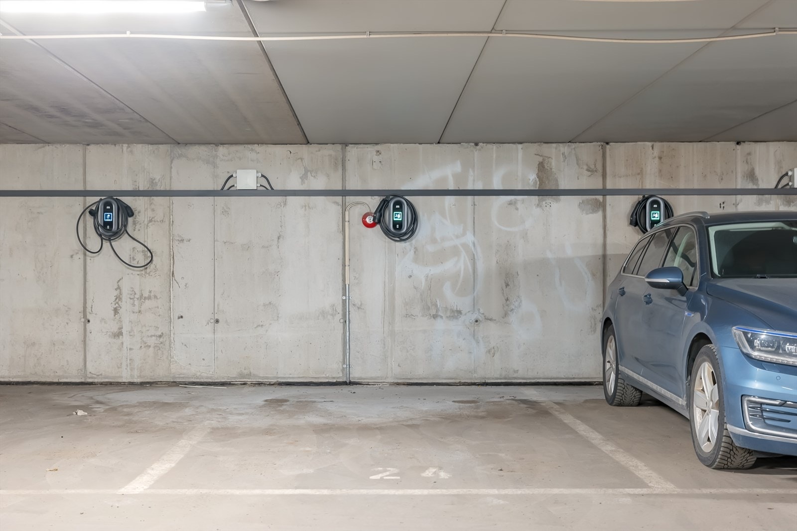 Med leiligheten følger det en garasjeplass med elbil-lader. Galleribilde