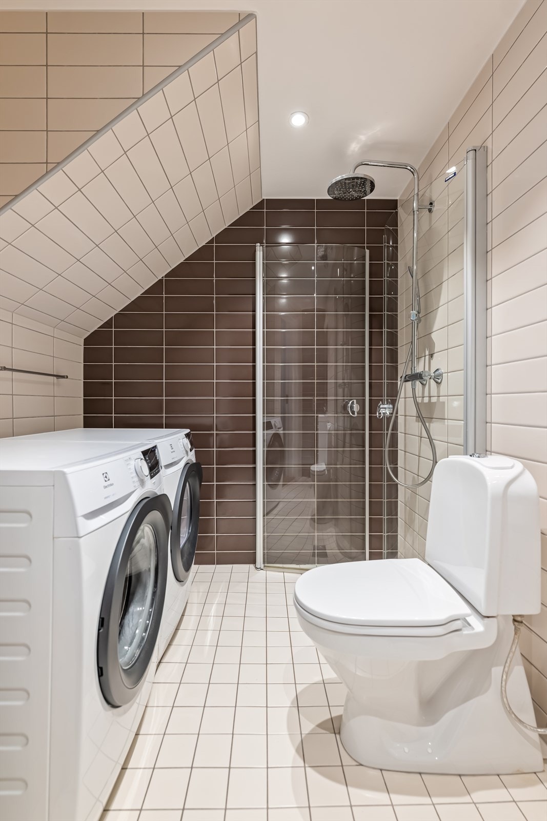 Badet ble rehabilitert i regi av borettslaget i 2006 og fremstår med frittstående wc, servant med underskap, speil med overlys, åpen dusjløsning samt praktisk opplegg for vaskemaskin. Galleribilde
