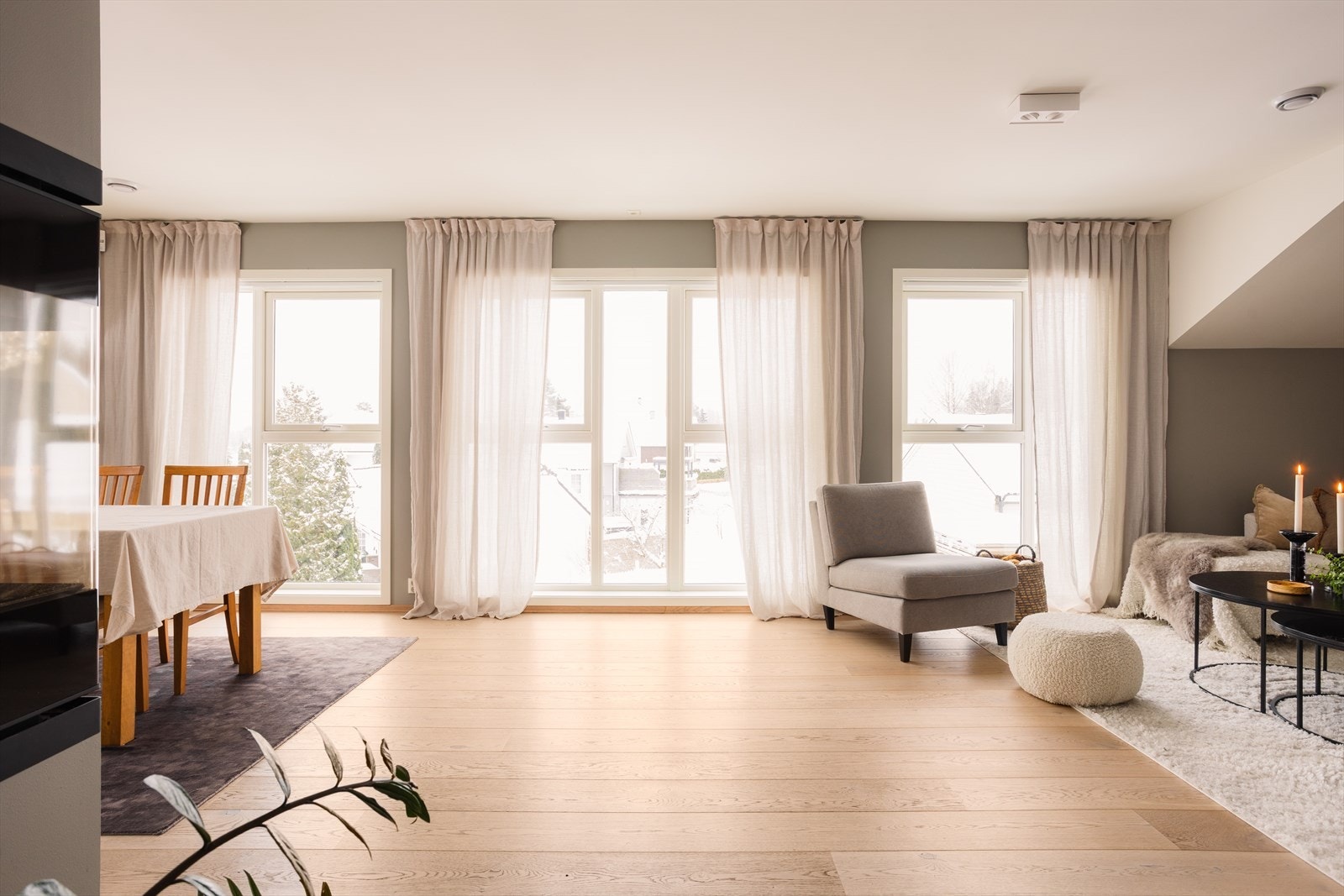 Boligen går over 2-plan med 3 soverom 3 bad/wc, to stuer og solrike uteplasser. Vannbåren gulvvarme i alle rom Galleribilde