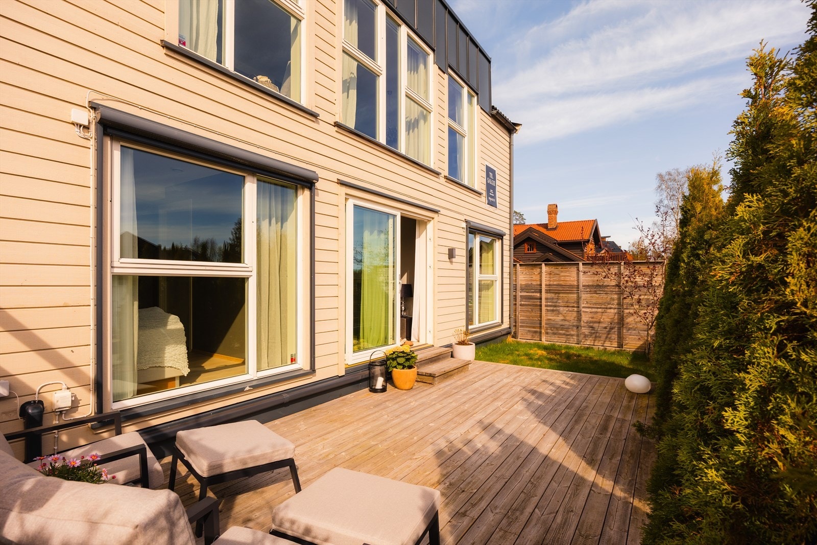 Fra tv-stuen er det utgang til en skjermet og solfylt markterrasse og hage Galleribilde