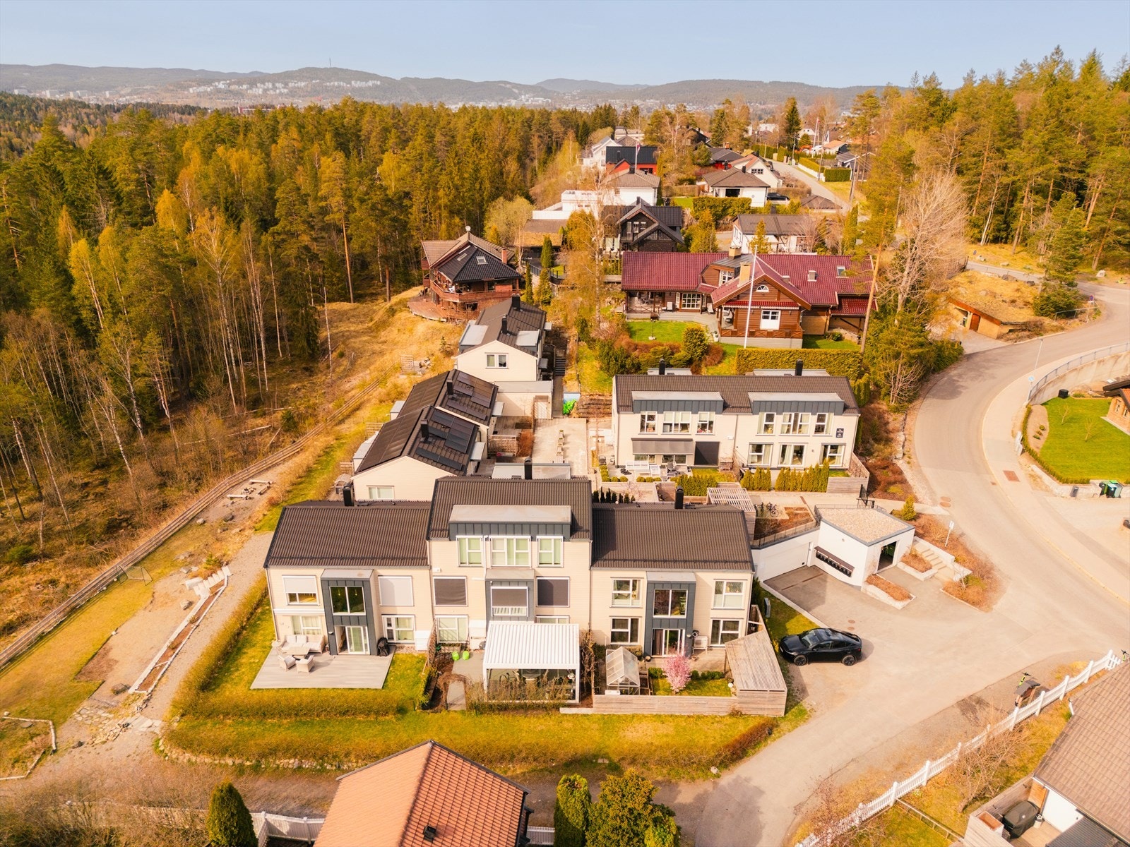 Røykås ligger tilbaketrukket fra sentrum av Lørenskog, men samtidig innen gangavstand. Ekspressbuss til Helsfyr innen 5 min gange, lokalbuss like ved boligen eller toget fra Lørenskog med pendlerparkering Galleribilde