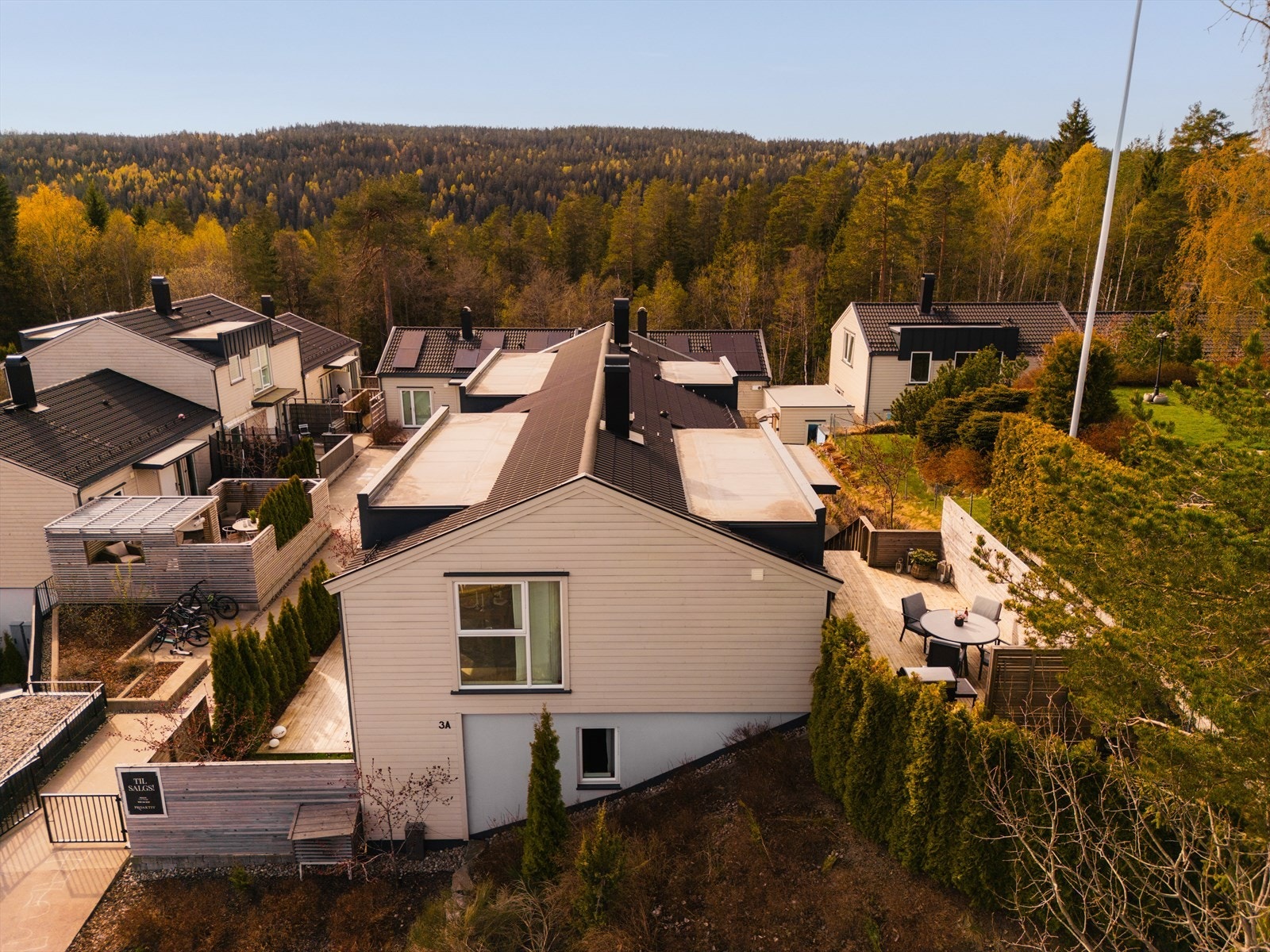 Beliggenheten på enden gir mer sol, luft og utsikt. Liten hageflekk gir også rom for plassering av et lite barnebasseng når det er som varmest. Galleribilde