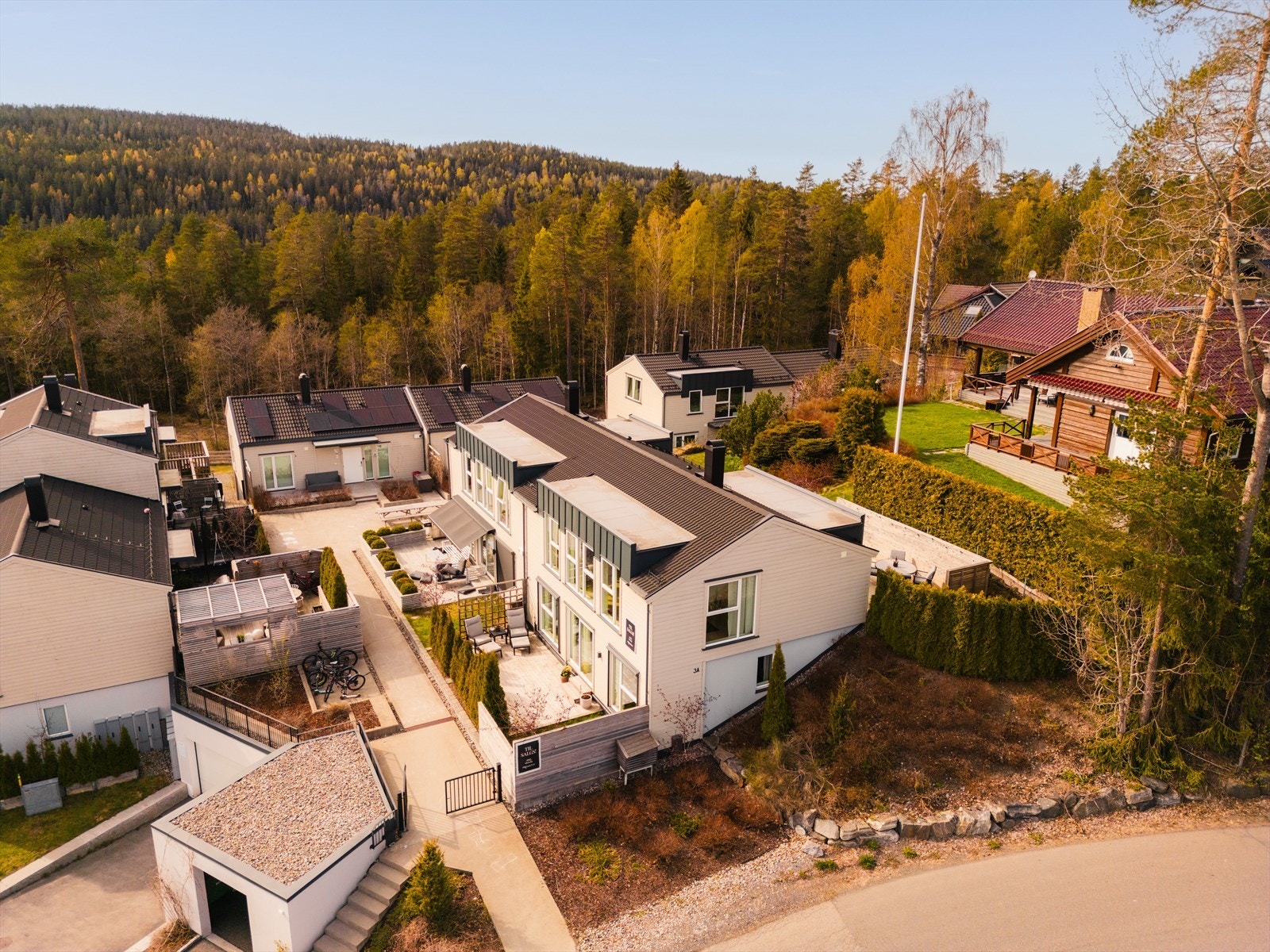 Boligen disponerer hage på begge sider og areal på enden av huset som er pent beplantet. Galleribilde
