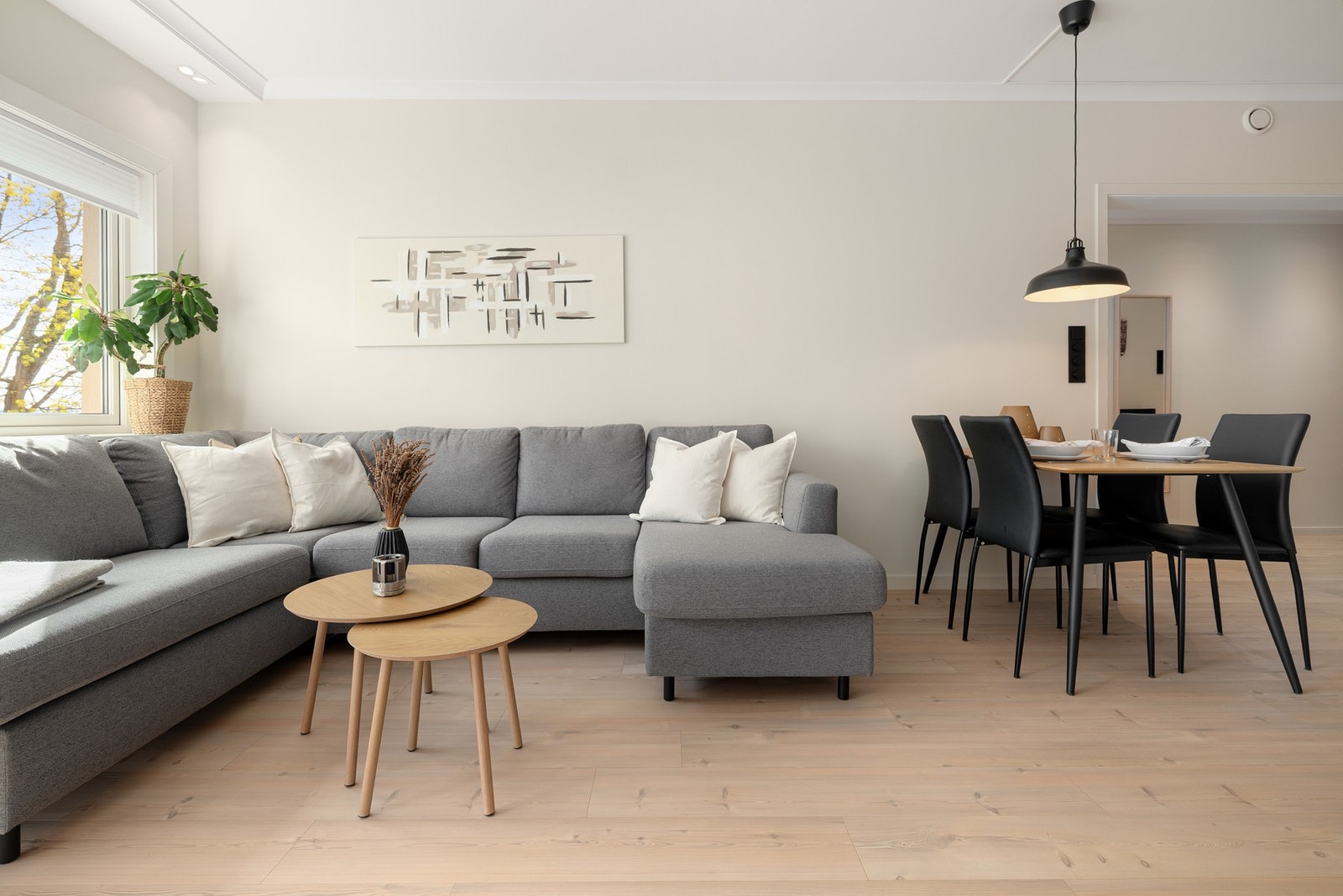 Stuen har god og moderne standard fra 2023 med enstavs laminat på gulv og glatte overflater malt i en lys delikat farge. Galleribilde