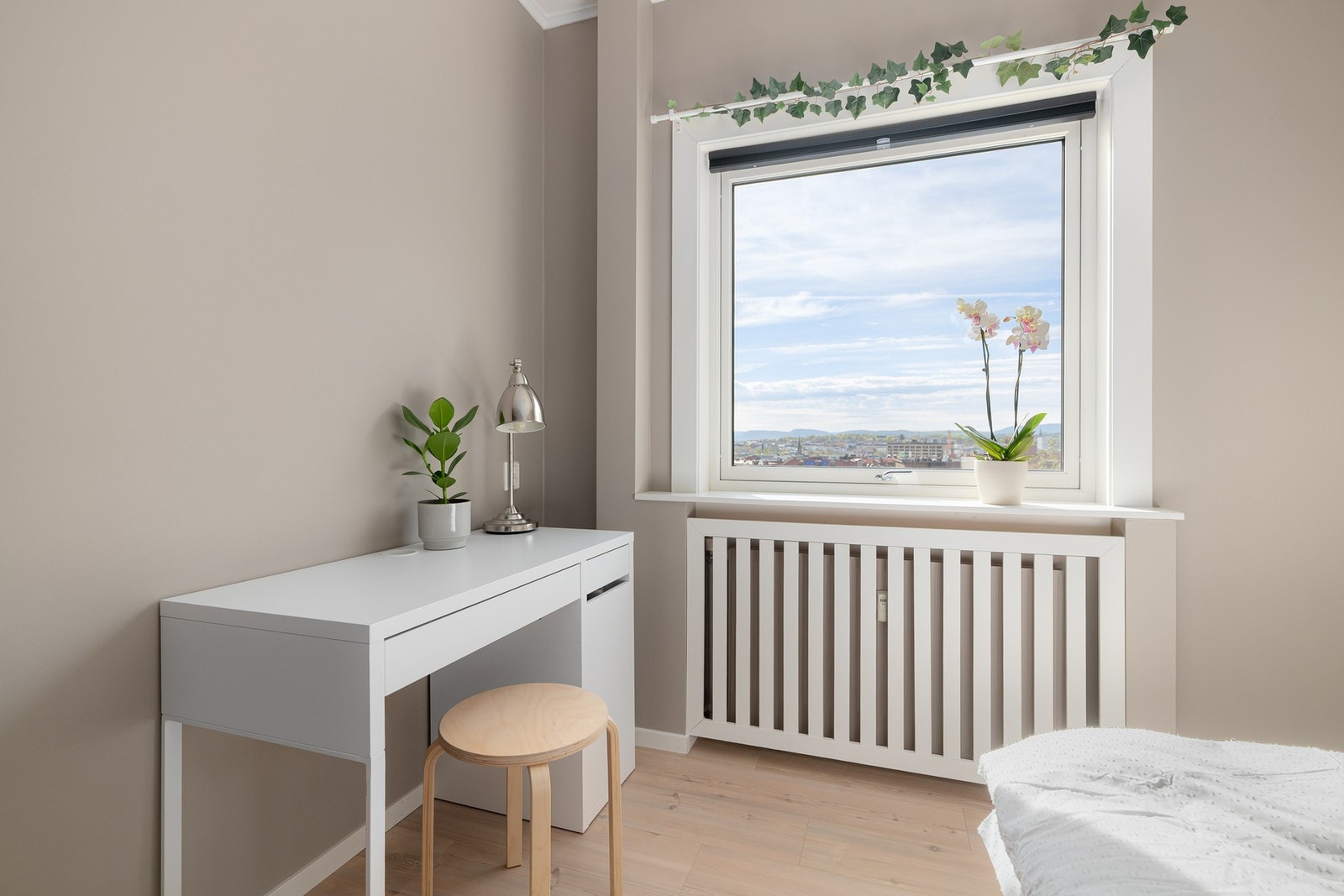 Leiligheten holdes god og lun på vinterstid med fjernvarme til radiatorer. Á-konto fjernvarme (oppvarming og varmtvann) på kr. 500,- er inkludert i felleskostnadene. Galleribilde