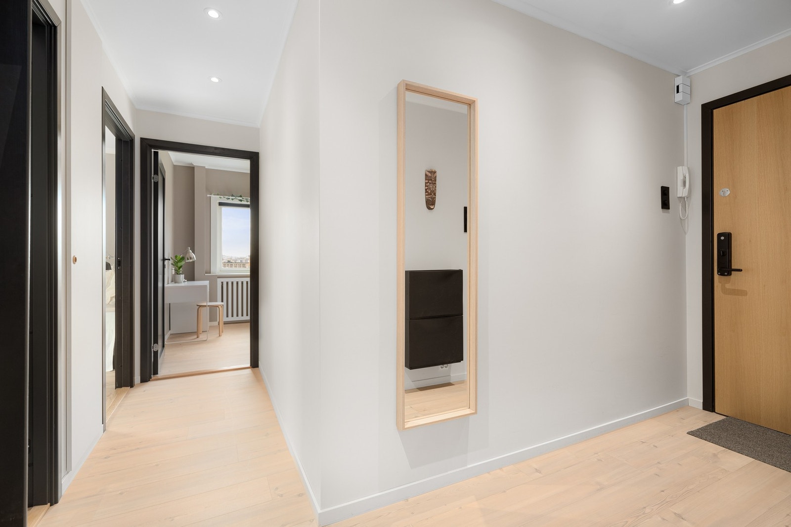Du ønskes velkommen inn i en lys og innbydende entré. Galleribilde