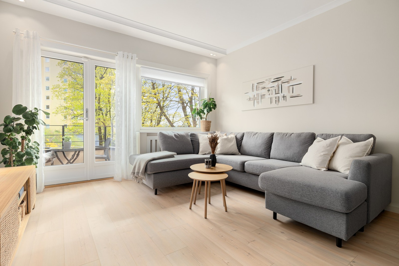 De store vindusflatene slipper inn rikelig med naturlig lys, samtidig som frodige trær hindrer innsyn. Galleribilde