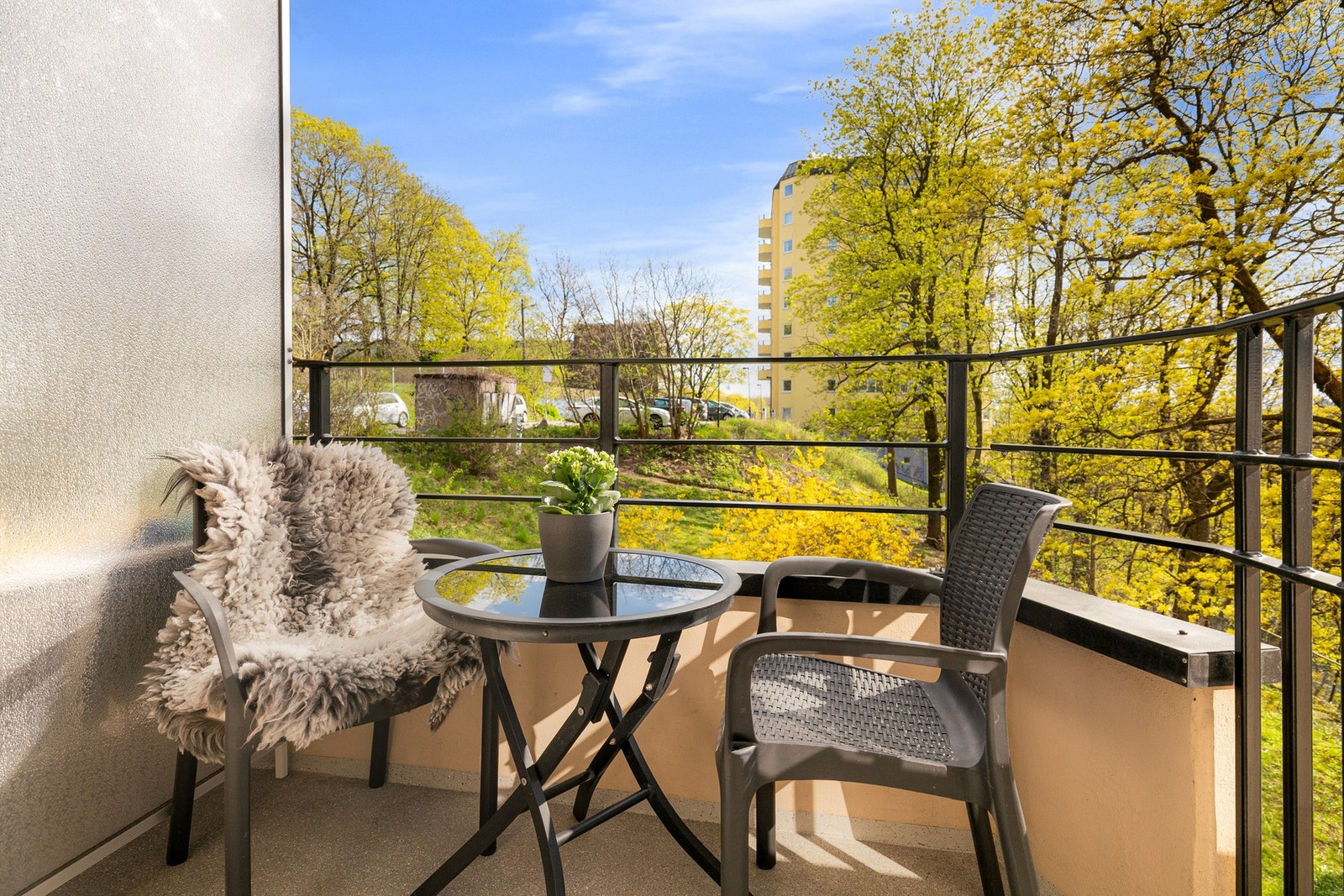 Balkongen som er overbygget, har betongdekke på gulv og plass til hyggelig sittegruppe. Galleribilde