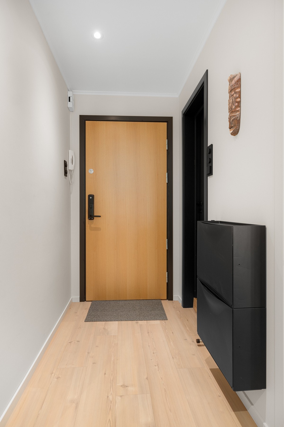 Entréen har god standard med enstavs laminat på gulv, glatte malte overflater, skjult elektrisk anlegg og downlights i himlingen. Galleribilde
